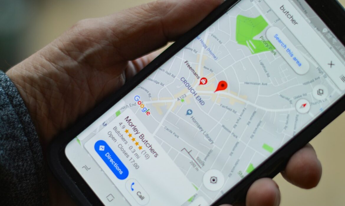 Smartphone affichant une fiche Google Maps