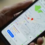 Smartphone affichant une fiche Google Maps