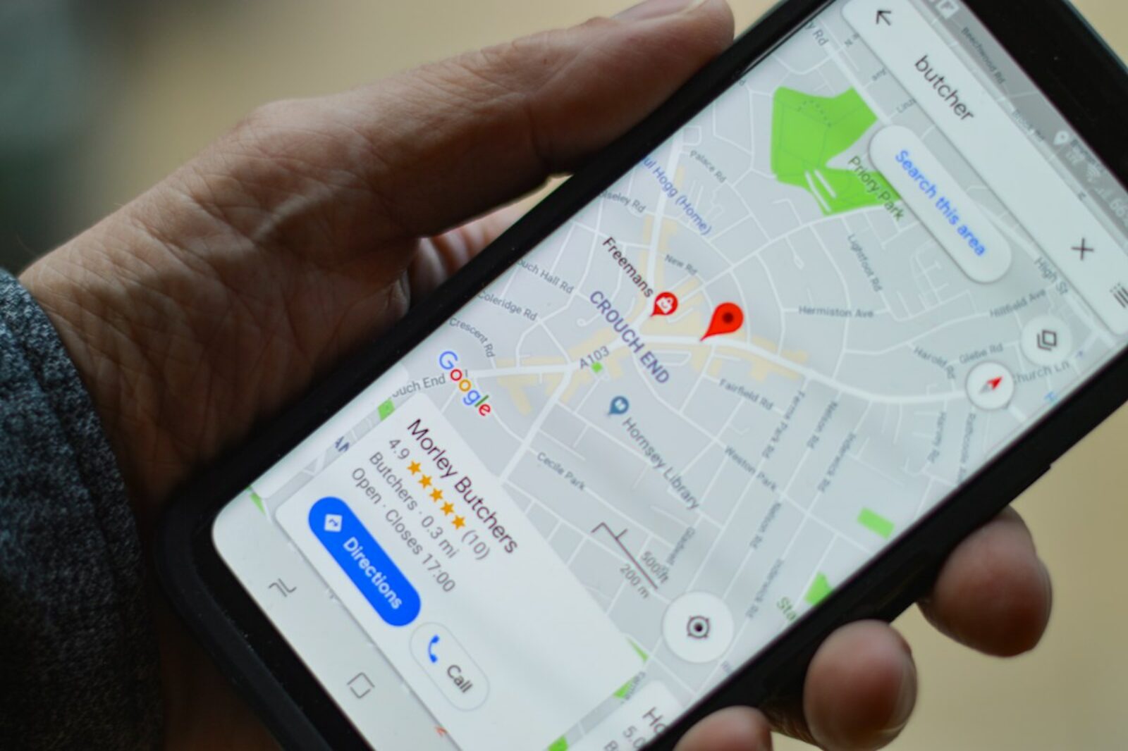 Smartphone affichant une fiche Google Maps