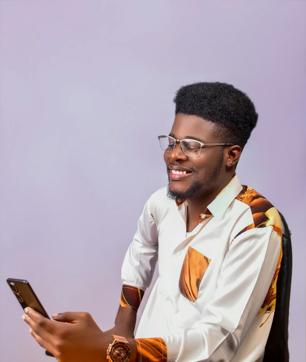 Homme souriant utilisant son smartphone